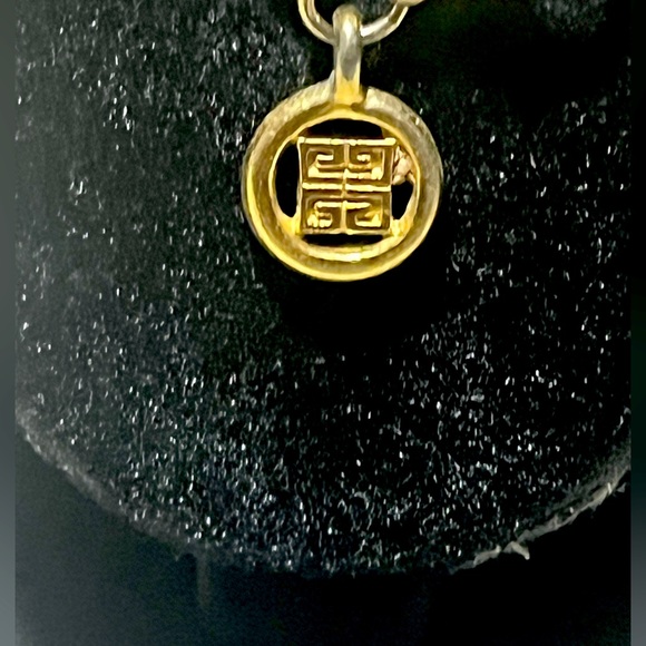 Vintage Gold GIVENCHY Pendant on thick gold rope chain. - Picture 5 of 9